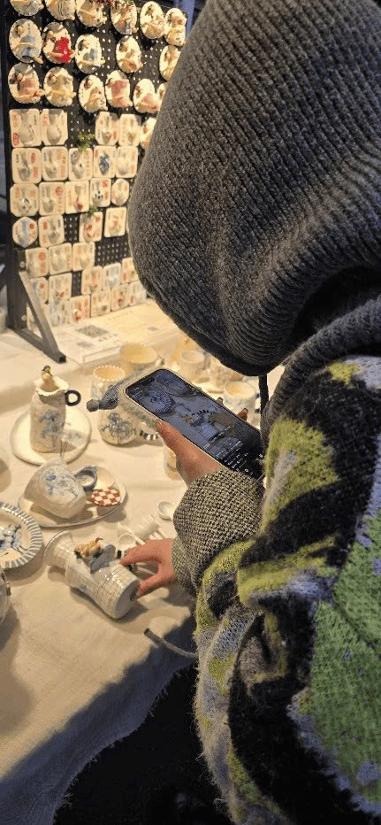 Students selling directly and livestreaming at the flea market to reach online customers.