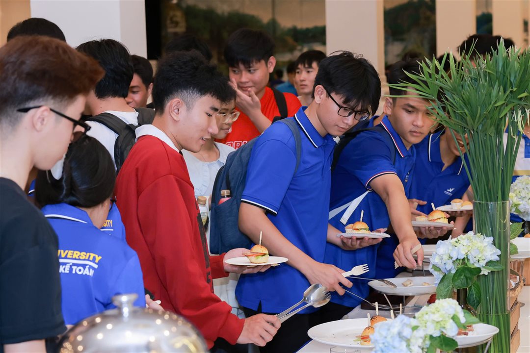 Gala chào đón tân sinh viên LHU 2026: Gắn kết từ những trải nghiệm đầu tiên