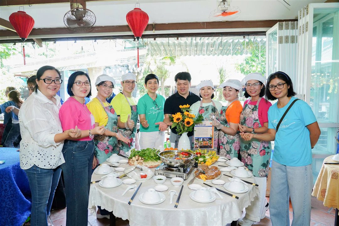 LHU tổ chức chuỗi hoạt động ý nghĩa chào mừng Ngày Quốc tế Phụ nữ 8/3, gắn kết Nhà giáo – Người lao động Ngày 08/3/2026, Trường Đại học Lạc Hồng (LHU) đã tổ chức chuỗi hoạt động chào mừng 116 năm Ngày Quốc tế Phụ nữ (08/3/1910 – 08/3/2026) và chương trình “Bữa Cơm Tân niên Công đoàn” năm 2026 tại Hội quán Trấn Biên, dành cho đội ngũ Nhà giáo, Người lao động trong toàn trường. Chương trình được tổ chức nhằm tạo không gian giao lưu, gắn kết giữa các đơn vị trong toàn trường, đồng thời góp phần lan tỏa tinh thần đoàn kết, sẻ chia và xây dựng môi trường làm việc tích cực trong đại gia đình LHU. Hình 1 Điểm nhấn của chương trình là hội thi nấu ăn với chủ đề “Món lẩu ba miền”, thu hút sự tham gia của các công đoàn bộ phận trong toàn trường. Tại hội thi, các đội đã cùng nhau thể hiện sự khéo léo và sáng tạo trong chế biến những món lẩu đặc trưng của ẩm thực ba miền Bắc – Trung – Nam. Không chỉ chú trọng hương vị, các đội còn đầu tư công phu trong cách trình bày và thuyết trình ý tưởng món ăn, mang đến nhiều sắc màu ẩm thực phong phú và hấp dẫn. Không khí hội thi diễn ra sôi nổi với sự cổ vũ nhiệt tình của các cổ động viên, tạo nên một sân chơi giao lưu vui tươi, góp phần tăng cường sự gắn kết giữa các đơn vị trong nhà trường. Hình 2 Trong khuôn khổ chương trình, Ban tổ chức cũng đã trao giải cuộc thi ảnh “Duyên dáng áo dài LHU 2026”, nhằm tôn vinh vẻ đẹp duyên dáng, thanh lịch của nữ cán bộ, giảng viên và người lao động trong tà áo dài truyền thống. Những bức ảnh dự thi không chỉ ghi lại những khoảnh khắc đẹp của đội ngũ nữ Nhà giáo – Người lao động LHU mà còn lan tỏa hình ảnh người phụ nữ hiện đại, tự tin, năng động và đầy nhiệt huyết trong công việc. Cuộc thi đã nhận được sự hưởng ứng tích cực từ các đơn vị trong trường, góp phần lan tỏa giá trị văn hóa truyền thống và tôn vinh vẻ đẹp của người phụ nữ Việt Nam. Hình 3 Sau các hoạt động thi và trao giải, toàn thể Nhà giáo và Người lao động đã cùng tham gia chương trình “Bữa cơm Tân niên Công đoàn” trong không khí thân tình, ấm áp. Đây là dịp để các thành viên trong đại gia đình LHU cùng gặp gỡ, giao lưu, chia sẻ niềm vui đầu năm; qua đó tăng cường tinh thần đoàn kết, xây dựng môi trường làm việc tích cực và gắn bó trong toàn trường. Chuỗi hoạt động chào mừng Ngày Quốc tế Phụ nữ 8/3 không chỉ thể hiện sự quan tâm của nhà trường đối với đội ngũ nữ Nhà giáo và Người lao động mà còn góp phần lan tỏa những giá trị tốt đẹp, xây dựng văn hóa đoàn kết và nhân văn trong cộng đồng LHU.