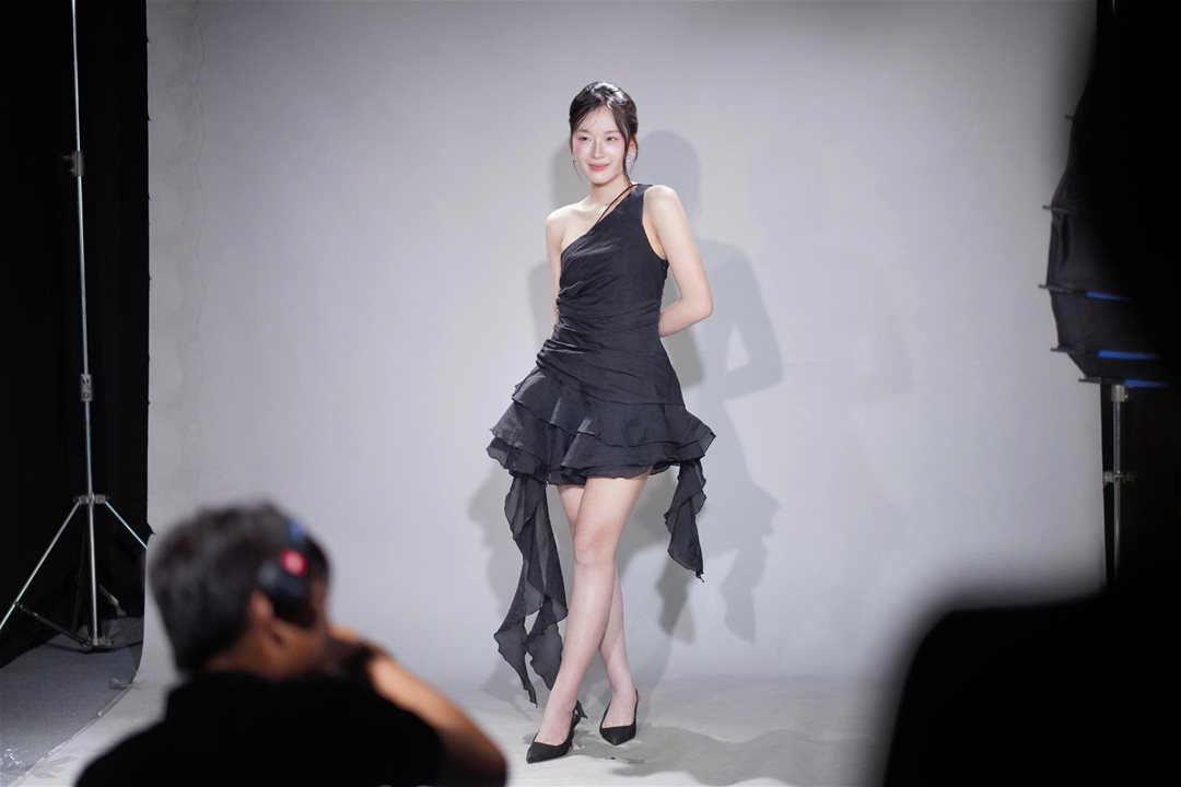 Vòng sơ tuyển Nét đẹp sinh viên Lạc Hồng 2026: 160 thí sinh, chỉ 46 người đi tiếp Dưới góc nhìn của một sân chơi sinh viên, vòng Sơ khảo của Nét đẹp Sinh viên Lạc Hồng 2026 không đơn thuần là bước “lọc hồ sơ”, mà đang dần hé lộ những gương mặt có khả năng định hình cục diện mùa giải. Khi hơn 160 thí sinh bước vào “Thử thách Studio”, điều đọng lại không chỉ là số lượng, mà là sự xuất hiện rõ nét của những cá nhân có chiến lược thể hiện bản thân. Điểm đáng chú ý của mùa giải năm nay nằm ở sự “đồng đều nhưng không hòa lẫn”. Nhiều thí sinh không chọn cách an toàn, mà chủ động xây dựng hình ảnh cá nhân ngay từ vòng đầu tiên. Từ ánh nhìn, cách kiểm soát biểu cảm đến lựa chọn trang phục ở cả 2 lượt thi: Chụp trang phục tự chọn (trắng/đen), Chụp đồng phục Khoa/Ngành - tất cả cho thấy sự chuẩn bị có chủ đích, thay vì chỉ là phản xạ trước ống kính. Ở góc độ chuyên môn, có thể nhận ra một nhóm thí sinh “mạnh” đang dần lộ diện. Họ không nhất thiết là những gương mặt hoàn hảo nhất về ngoại hình, nhưng lại sở hữu những yếu tố quan trọng hơn: khả năng làm chủ không gian, sự ổn định trong phong thái và đặc biệt là tư duy thể hiện bản thân. Trong một thử thách chỉ vỏn vẹn 5 phút, việc tạo ra dấu ấn đủ sâu để được nhớ đến đã trở thành thước đo rõ ràng cho bản lĩnh. Một thay đổi đáng ghi nhận là cách thí sinh tiếp cận cuộc thi. Nếu trước đây, nhiều bạn xem đây là sân chơi trải nghiệm, thì năm nay, không ít thí sinh bước vào với tâm thế của những “người chơi có chiến lược”. Họ hiểu mình cần gì, cần thể hiện điều gì và làm thế nào để khác biệt. Chính điều đó khiến vòng Sơ khảo không còn là bước đệm nhẹ nhàng, mà trở thành “vòng đấu trí” đầu tiên. Tuy nhiên, sự xuất hiện của những gương mặt nổi bật cũng đồng nghĩa với việc cuộc cạnh tranh trở nên khốc liệt hơn. Khi khoảng cách giữa các thí sinh ngày càng thu hẹp, yếu tố quyết định không còn nằm ở vẻ ngoài, mà ở khả năng duy trì phong độ và phát triển qua từng vòng thi. Sơ khảo khép lại, nhưng đồng thời mở ra một bức tranh rõ nét hơn về hành trình phía trước. Những thí sinh “mạnh” đã bắt đầu được gọi tên - không phải bằng danh hiệu, mà bằng cách họ khiến người khác phải nhớ. Và trong một cuộc thi mà dấu ấn cá nhân là “tấm vé đi tiếp”, thì việc được nhớ đến… chính là lợi thế đầu tiên.Top 46 Nét đẹp Sinh viên Lạc Hồng 2026 sẽ chính thức được công bố vào 19:00 ngày 31/03/2026 trên Fanpage Lac Hong University. Một số hình ảnh: