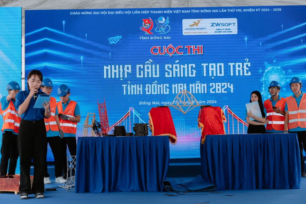 Đoàn viên, thanh niên giới thiệu về cây cầu của đội tham gia cuộc thi Nhịp cầu sáng tạo trẻ. Ảnh: Nga Sơn