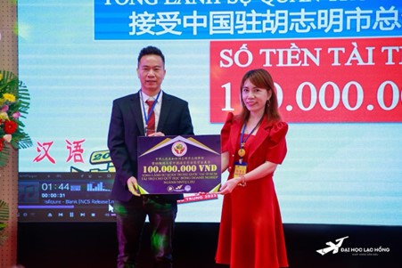 Master. Nguyen Thi Hoang Oanh - Head of International Cooperation Office, representing the university to receive scholarship funding from the Consulate General of China in Ho Chi Minh City